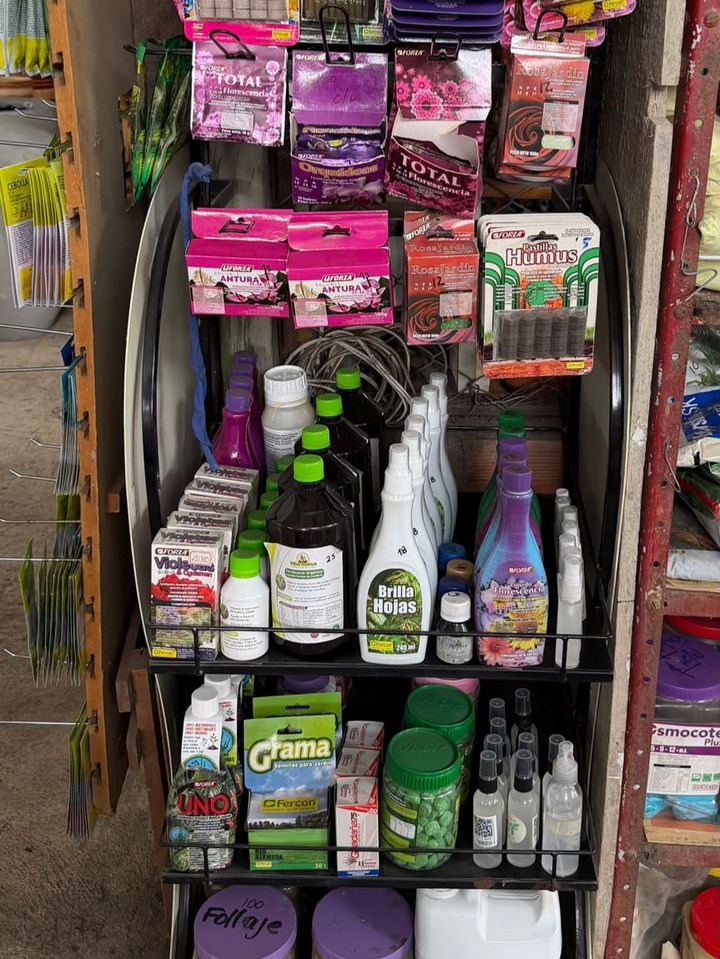 Exhibidor con fertilizantes, abonos, clavos nutritivos y productos para el cuidado de las plantas