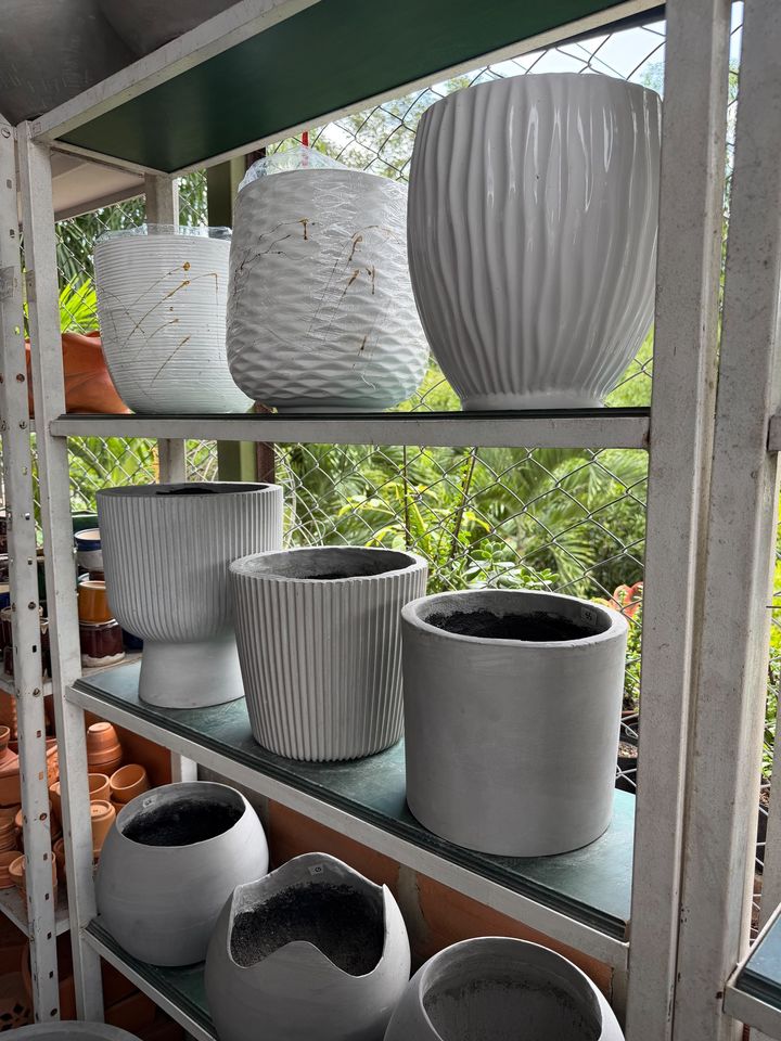 Materas blancas esmaltadas con relieve y materas de cemento estriadas