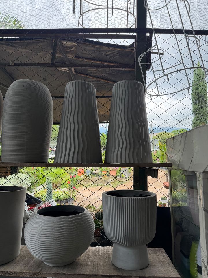 Materas de cemento con diseños de ondas y estrías en la tienda del vivero