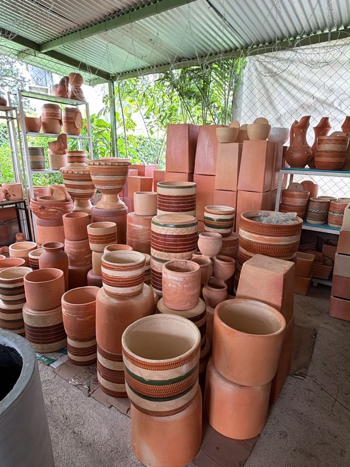 Gran variedad de materas de barro lisas y decoradas a mano, de todos los tamaños
