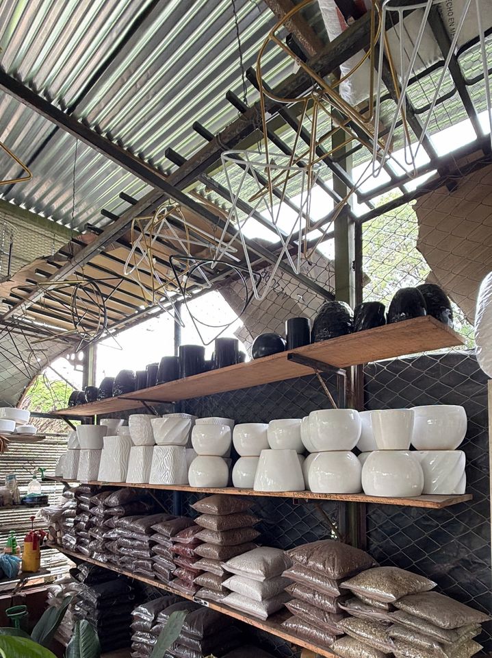 Soportes metálicos colgantes, materas de cerámica y bolsas de sustratos y piedras decorativas